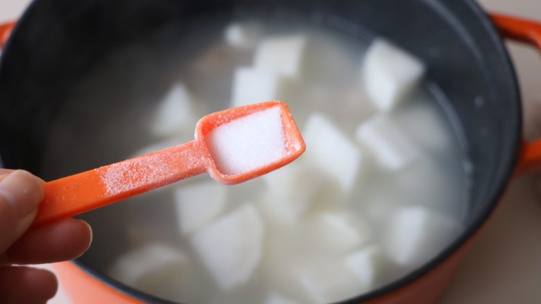 排骨炖白萝卜,出锅之前5分钟加入2勺盐；；