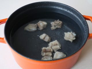 排骨炖白萝卜,另起锅加入足够多的清水，放入排骨；
