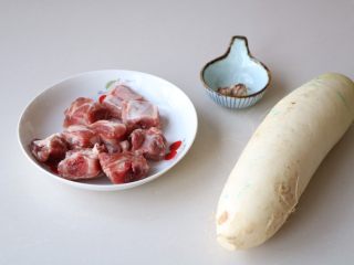 排骨炖白萝卜,准备所需食材；