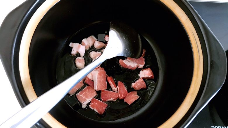 砂锅豆腐金鲳鱼,砂锅准备好，在砂锅中添油，油烧热，将五花肉放进锅中翻炒，炒出香味，最好把猪油煸炒出来。