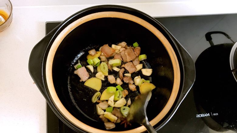 砂锅豆腐金鲳鱼,葱姜蒜下锅一起翻炒，最好将大蒜炒香，这样入味以后大蒜也是可以吃的，很好吃。