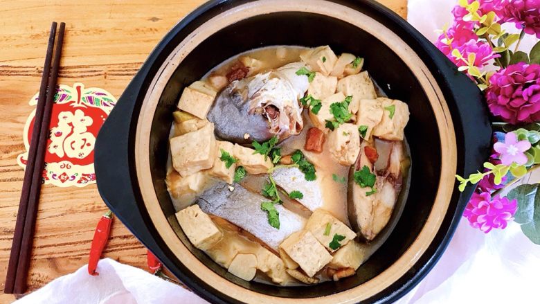 砂锅豆腐金鲳鱼,就着大米饭吃，别提多鲜嫩，多美味了！亲们真的要试一试哟！