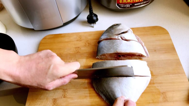砂锅豆腐金鲳鱼,先将鱼处理干净，横着切成块，也可以整条炖，但是切成块炖的更加入味。