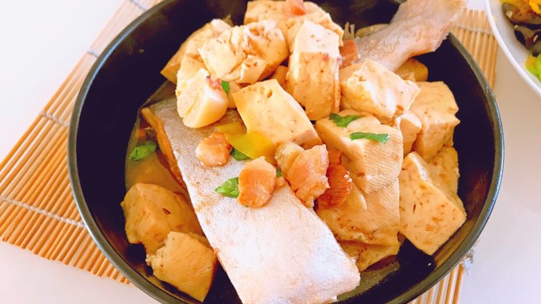 砂锅豆腐金鲳鱼,炖好以后，直接出锅即可，砂锅炖汤非常好，因为砂锅四周都在加热，加热均匀，能把肉或者鱼炖的非常入味。