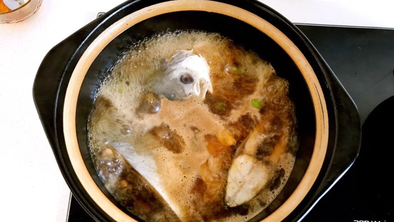 砂锅豆腐金鲳鱼,添汤，汤没过鱼，大火炖至水开，加入适量盐，不需要放味精。