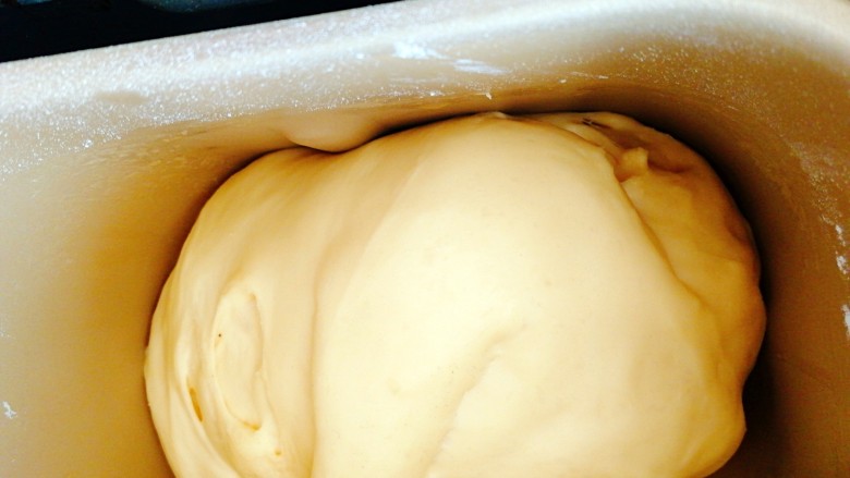 花式豆沙面包,启动发酵功能进行基础发酵约60分钟至两倍大