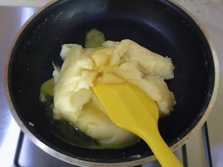 简单美味的泡芙,分三次加入打散的鸡蛋液，完全搅拌均匀后再加入下一次