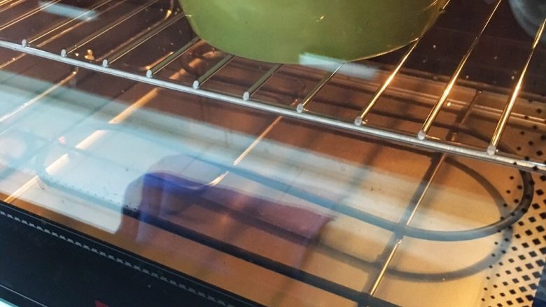 宝宝辅食12M➕：南瓜虾仁芝士吐司布丁,最后在顶层再铺上两片芝士片，预热烤箱，上下火175度烤30分钟，看到芝士融化即可。