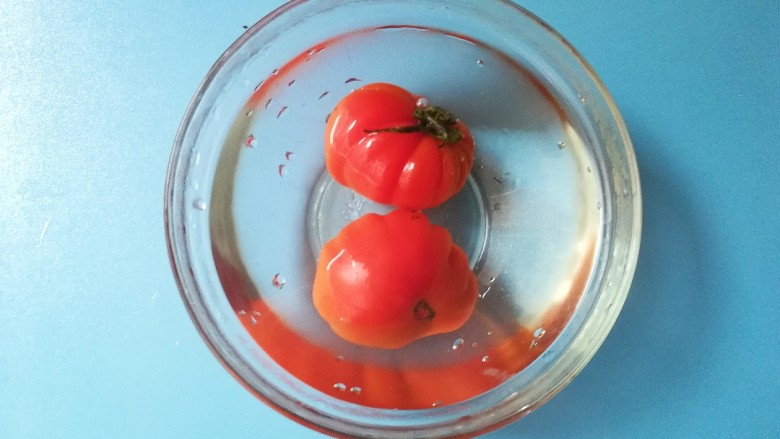 西红柿桂鱼浓汤,西红柿背部切十字，用开水浸泡10分钟
