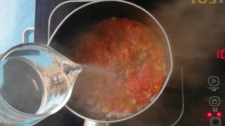 西红柿桂鱼浓汤,加入适量开水煮开