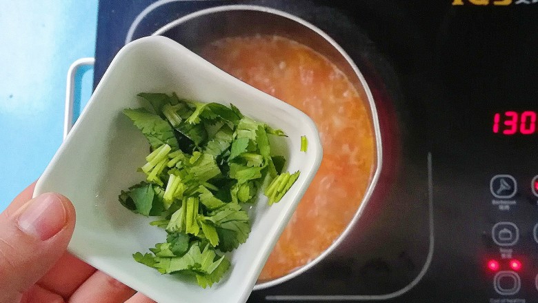西红柿桂鱼浓汤,加入香菜搅拌均匀即可出锅