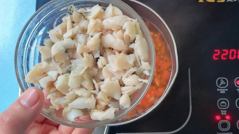 西红柿桂鱼浓汤,倒入桂鱼煮15分钟