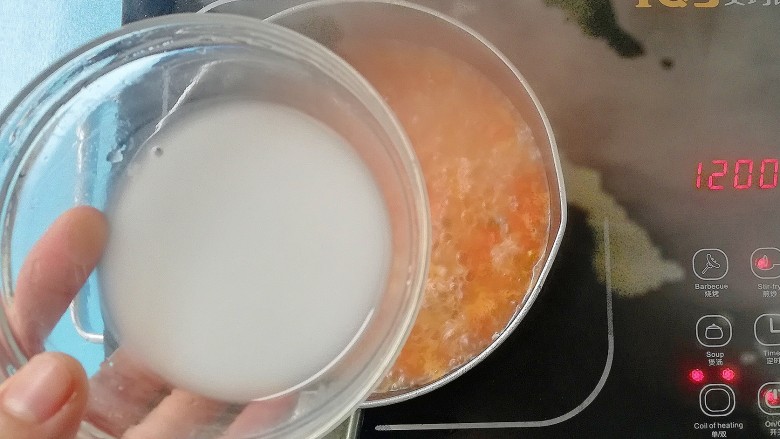 西红柿桂鱼浓汤,淋入淀粉水