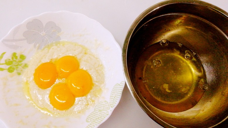 草莓果酱夹心瑞士卷,蛋清蛋黄分离，蛋清里不要有蛋黄进去。