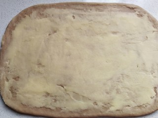 奥利奥面包卷,先用刮板抹均匀