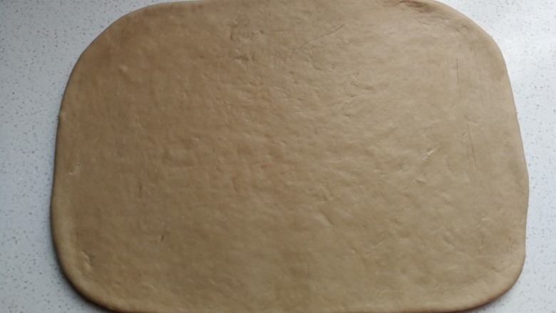 奥利奥面包卷,静置好的面团用擀面杖擀成厚约0.8厘米左右的长方形面片