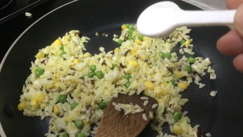 杂蔬蛋炒饭～剩米饭的华丽变身,调入适量盐调味即可