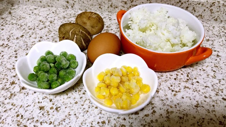 杂蔬蛋炒饭～剩米饭的华丽变身,准备好材料