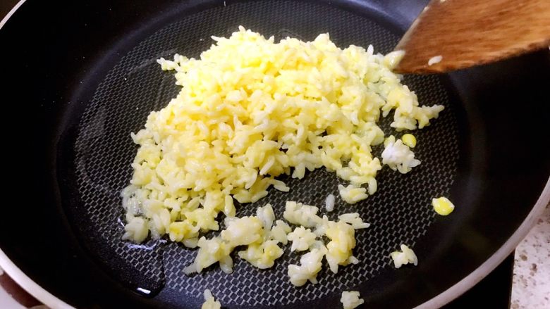 杂蔬蛋炒饭～剩米饭的华丽变身,放入米饭快速翻炒