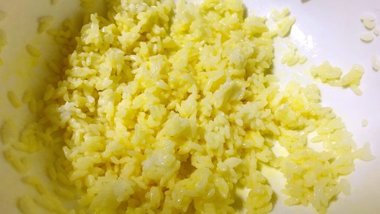 杂蔬蛋炒饭～剩米饭的华丽变身,搅拌均匀