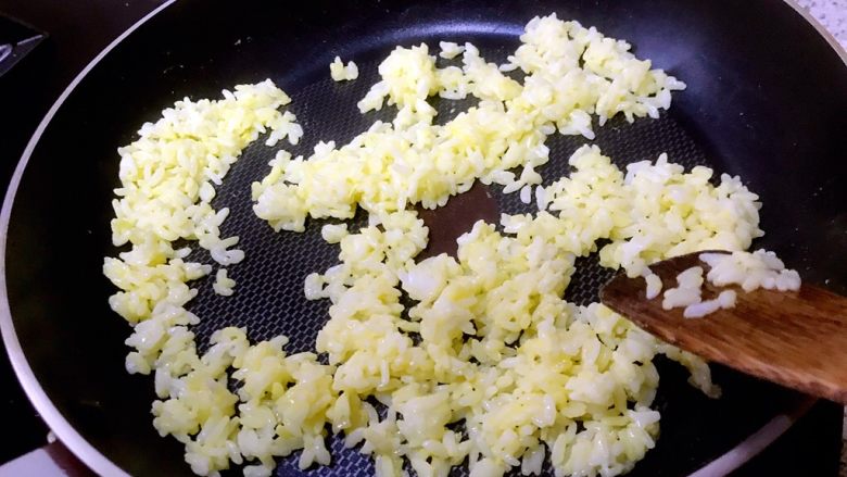 杂蔬蛋炒饭～剩米饭的华丽变身,翻炒至蛋液全部凝固