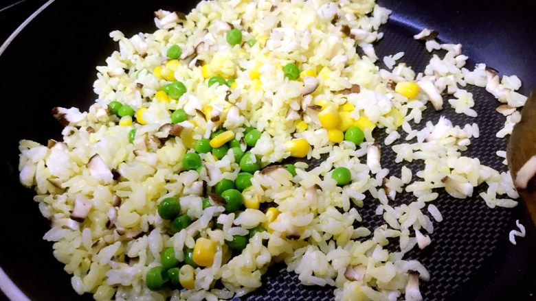 杂蔬蛋炒饭～剩米饭的华丽变身,倒入香菇豌豆玉米粒一起翻炒片刻