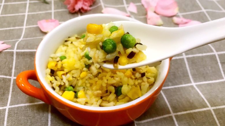 杂蔬蛋炒饭～剩米饭的华丽变身,快来尝尝吧😋，味道棒棒哒