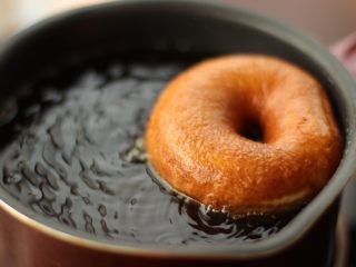 甜甜圈,锅里倒油，下锅将两面炸熟即可捞出控油，晾凉后，表面筛糖粉