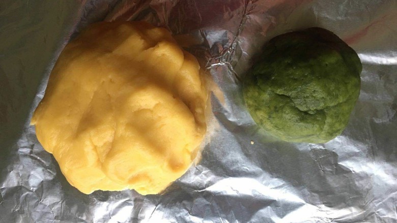 自制手工饼干,和成面团，加点大麦青汁粉就成绿色的了，当然抹茶粉也可以