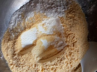 玉米面发糕,面粉和玉米面混合放入盆里