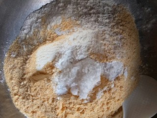 玉米面发糕,放入泡打粉酵母白糖