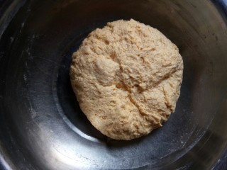 玉米面发糕,搅拌均匀之后温水揉成不粘手的面团