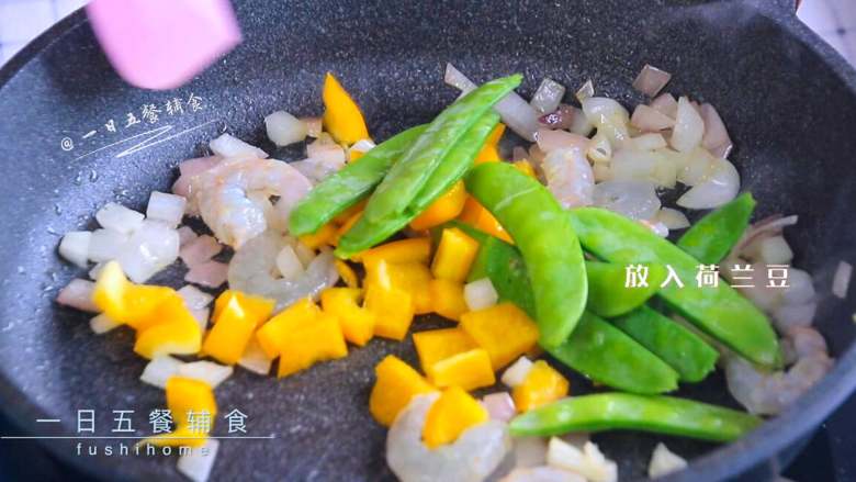 虾仁荷兰豆早餐饼,加入基围虾煸炒，再放入黄椒和荷兰豆炒30秒。
