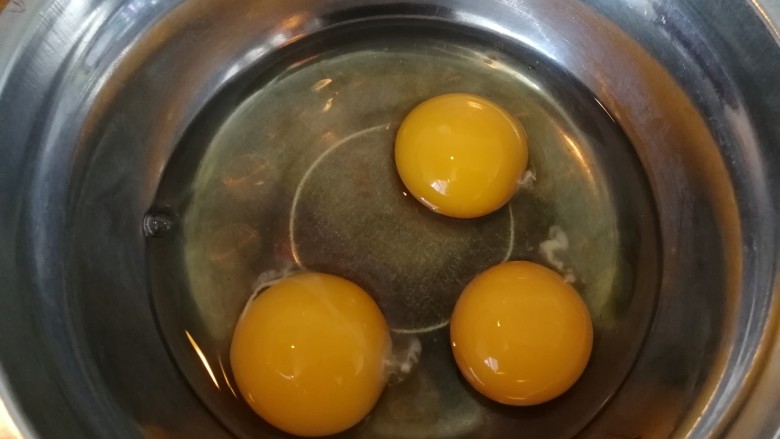 快手早餐之韭苔鸡蛋饼,鸡蛋打到碗里