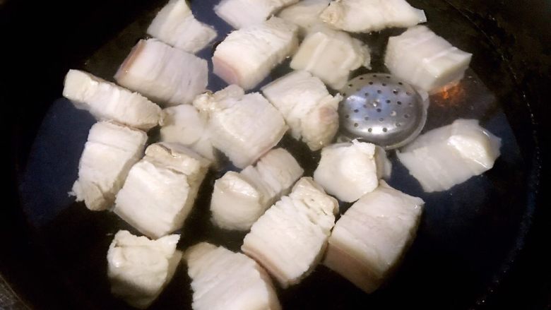 五花肉炖海带鹌鹑蛋,锅中倒入清水放入五花肉和调料盒大火炖起来