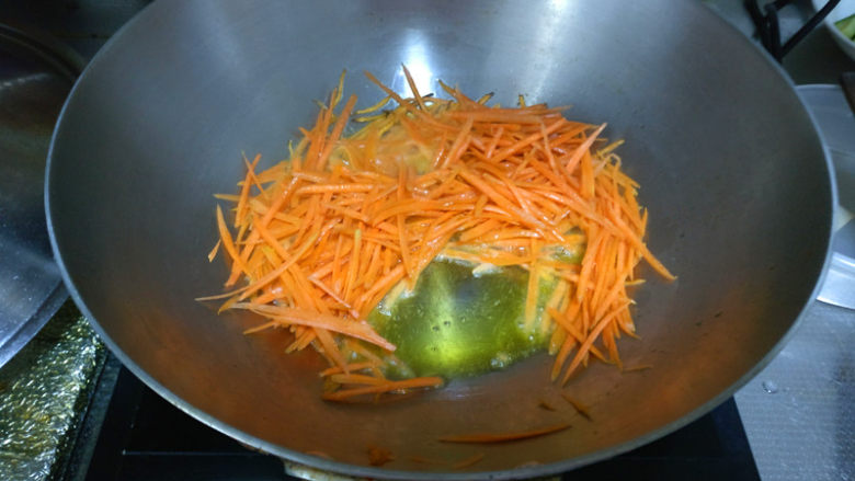 简单易学的寿司,锅中放入底油，加入胡萝卜丝炒熟。