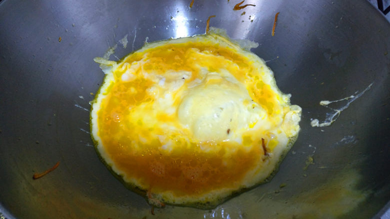 简单易学的寿司,锅中放入打散的鸡蛋，不要翻炒，摊成饼状