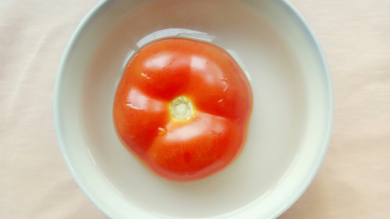宝宝营养辅食餐:煮猫耳朵面,番茄用开水烫一下