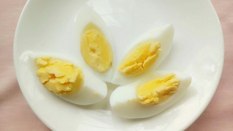 宝宝营养辅食餐:煮猫耳朵面,将鸡蛋煮熟切小块装盘子