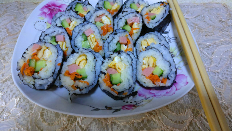 简单易学的寿司,用刀粘凉水后切寿司卷，美味的寿司卷就可以食用 了。