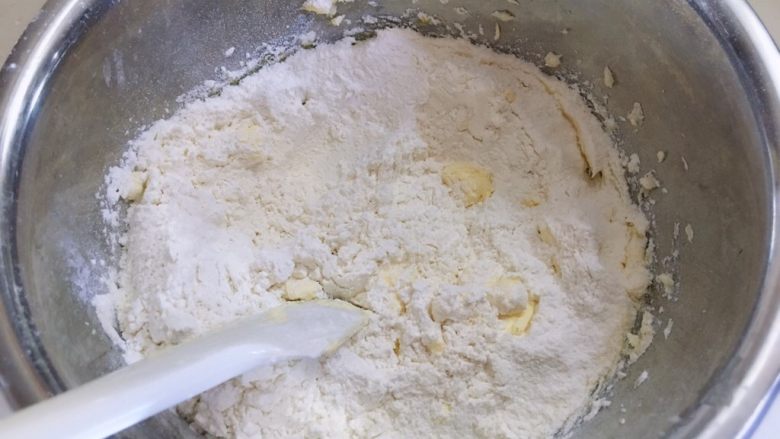 黄油曲奇饼干,筛入低粉和盐，用刮刀搅拌均匀