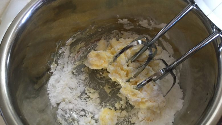 黄油曲奇饼干,加入糖粉用打蛋器打发至蓬松状