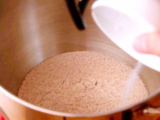 健康面包黑麦版,厨师机内加入高筋粉和黑麦粉再加入泡打粉和盐。