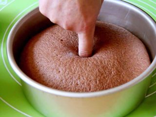 健康面包黑麦版,发酵完成后，用手指戳一下不反弹就证明发酵成功了。