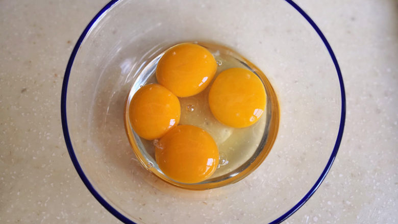 棉花蛋糕,3个蛋黄与1个全蛋混合装在干净无油的碗里，