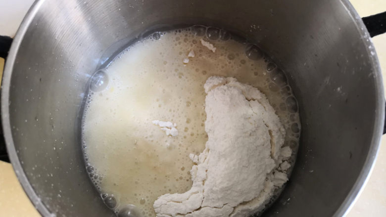 棉花蛋糕,倒入过筛的低筋面粉，迅速搅拌均匀，此时制作的是烫面，可以闻到面粉与油接触时的香味，这样做出的蛋糕才会像棉花一样柔软，