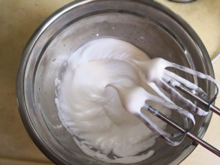 棉花蛋糕,蛋白中加入白砂糖，用电动打蛋器打发至中性发泡即可，即出现细长且有轻度弯曲的小尖角，