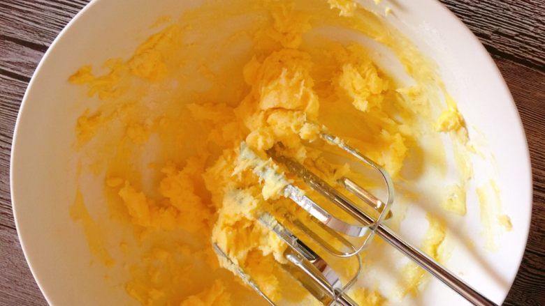抹茶曲奇饼,先用打蛋头混合，以防打发时白糖喷出。