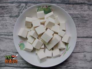 三分钟烧出让米饭遭殃的滋味豆腐,将豆腐切成2厘米见方的块