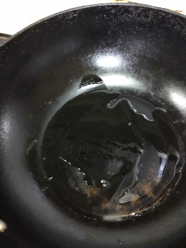 养生玉米海带浓汤,起油锅，不需要太多油。